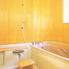 壁にはビバ材、天井にはパイン材を使用した、心地のよい浴室。木の香りを楽しみながらリラクゼーションタイムを過ごせます。